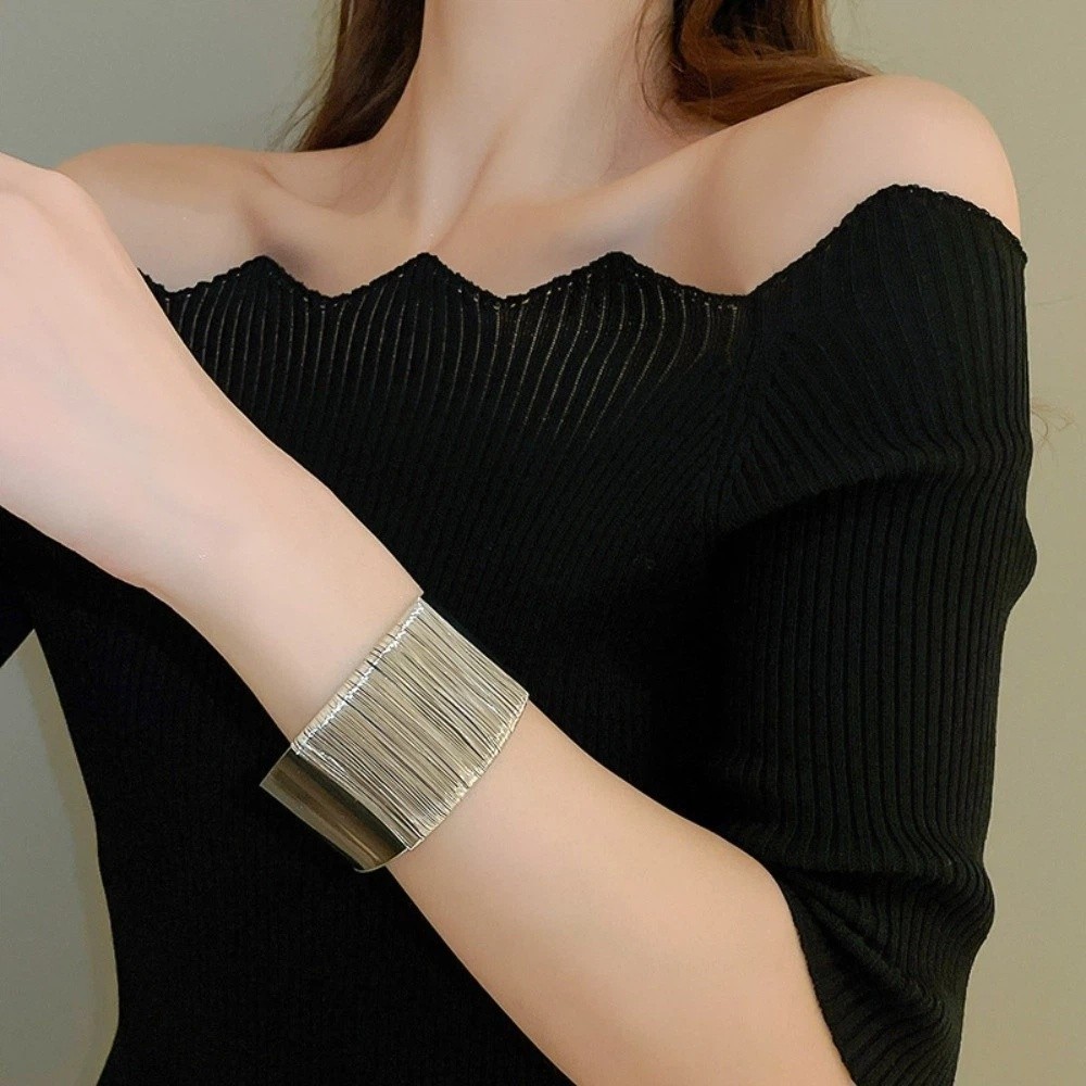 Women Accessories Drawing - 속이 빈 합금 와이드 오픈형 뱅글