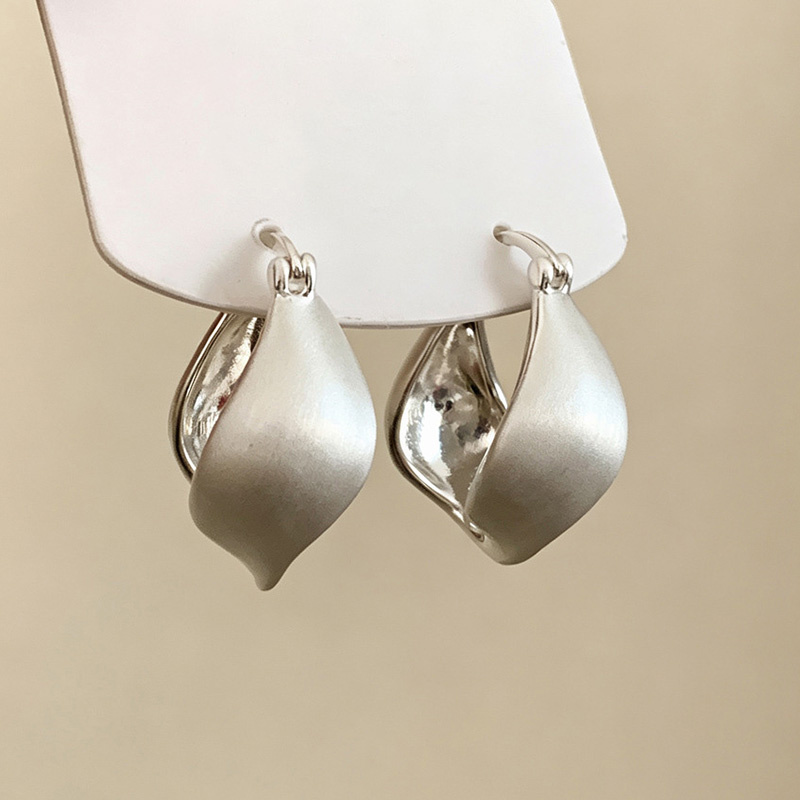 Women Accessories Drawing - 실버 컬러 개성 있는 꼬임 와이어