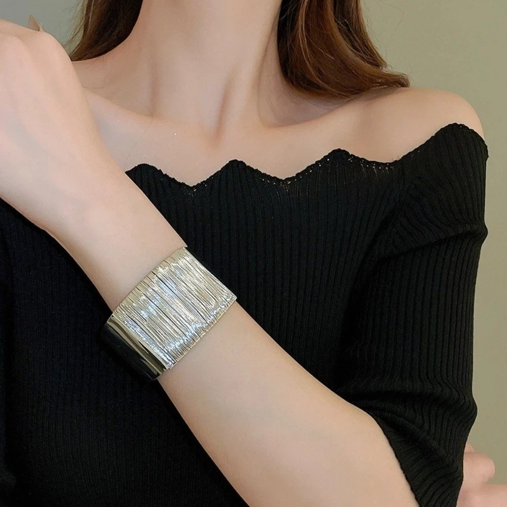 중공 디자인의 합금 소재, 넓은 폭의 뱅글, 금속 합금 - Women Accessories Drawing 리뷰 및 가격