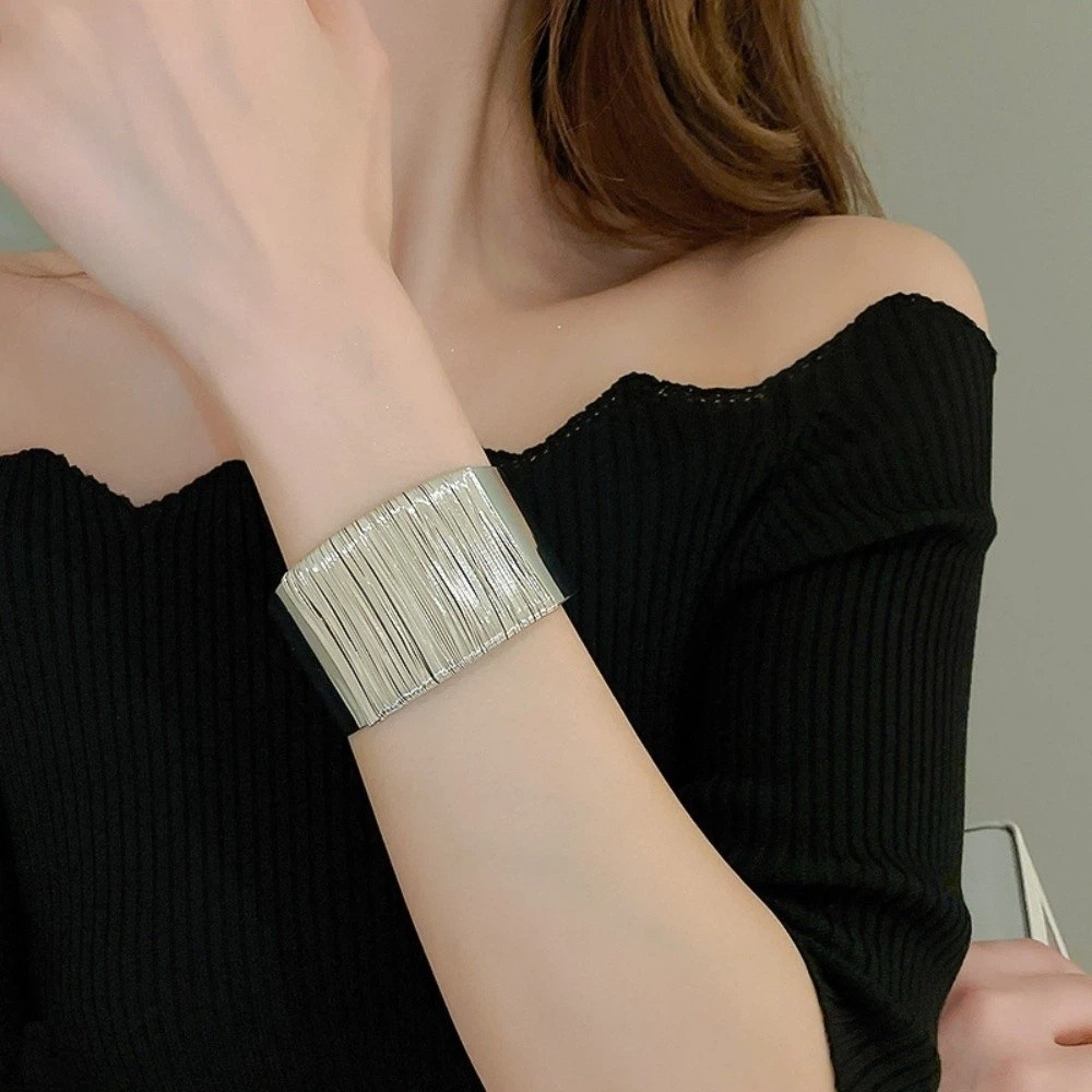 중공 디자인의 합금 소재, 넓은 폭의 뱅글, 금속 합금 - Women Accessories Drawing 리뷰 및 가격